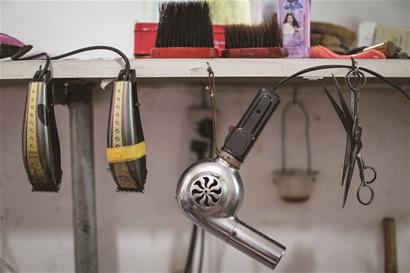 剃头匠“胖嬷嬷”带着老手艺坚持45年!