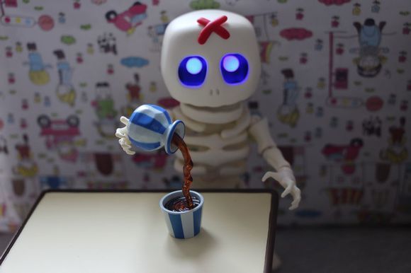 好好地吓人不好吗？干嘛要来抢萌物的饭碗！