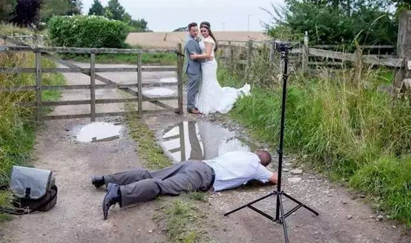 婚纱照俏皮可爱拍照姿势,摄影师给别人拍照的姿势