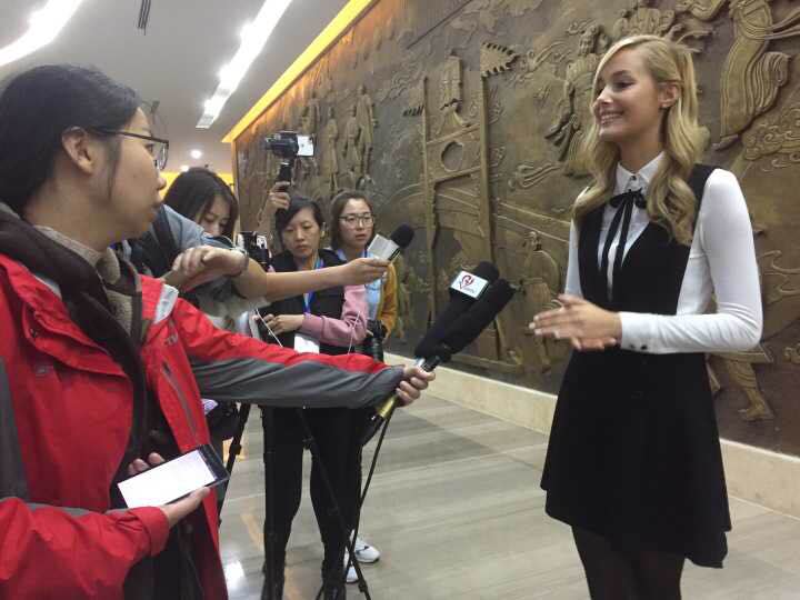 美艳！鲁能外援佩莱女友瓦尔加参观淄博足球博物馆！