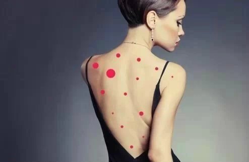 后背长个痘可以挤出白色膏状物,十五岁女孩后背长痘是什么原因