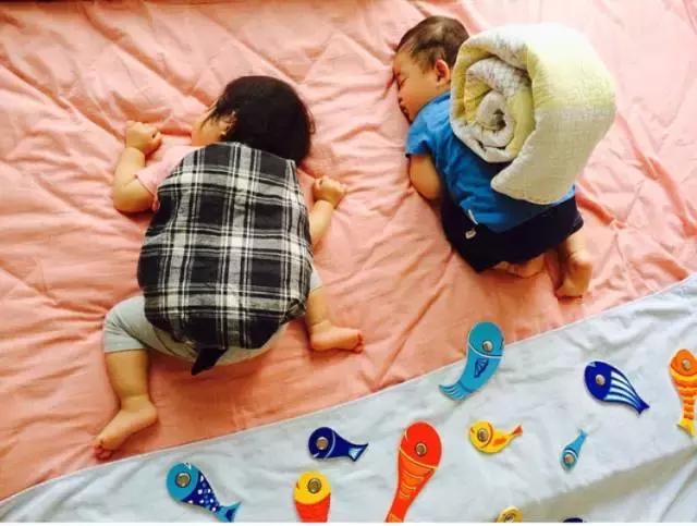 这个日本女人竟然对自己熟睡的孩子做出了这些......