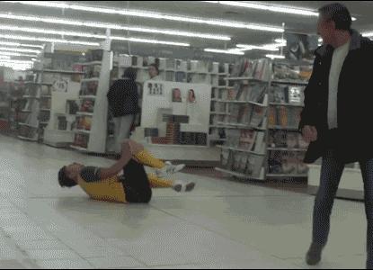 在女友的脖子上吻了个草莓被小侄女看到了