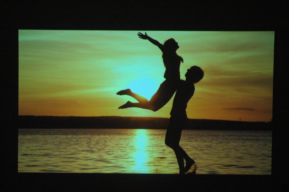 电视OUT啦！1000多快买个神画小媚在家看电影