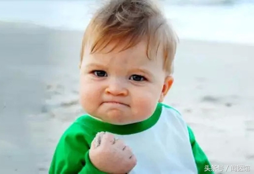 跟着练：握紧拳头，再松开，出现握拳无力、手抖晃动真要注意了