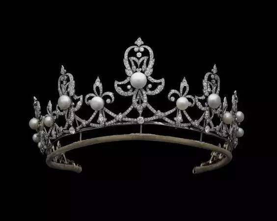 慈禧太后最漂亮的珍珠凤冠图片,万历皇帝的金丝皇冠被卖外国了吗
