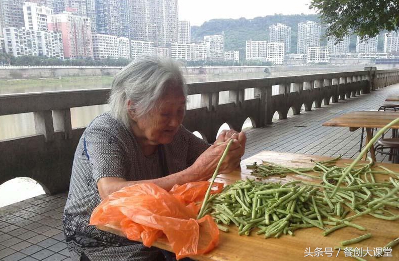 川妹子教你做红萝卜泡菜,四川山区农村阿婆的泡菜秘方