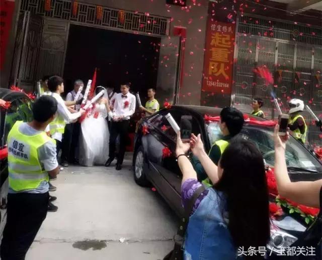 茂名信宜昨天举办了一场浪漫潮流的摩托机车婚礼