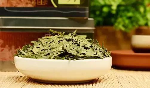 送完女生礼物后要不要问喜不喜欢,送ysl和什么可以哄女朋友