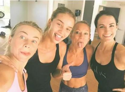 她们相差23岁,他们相差16岁