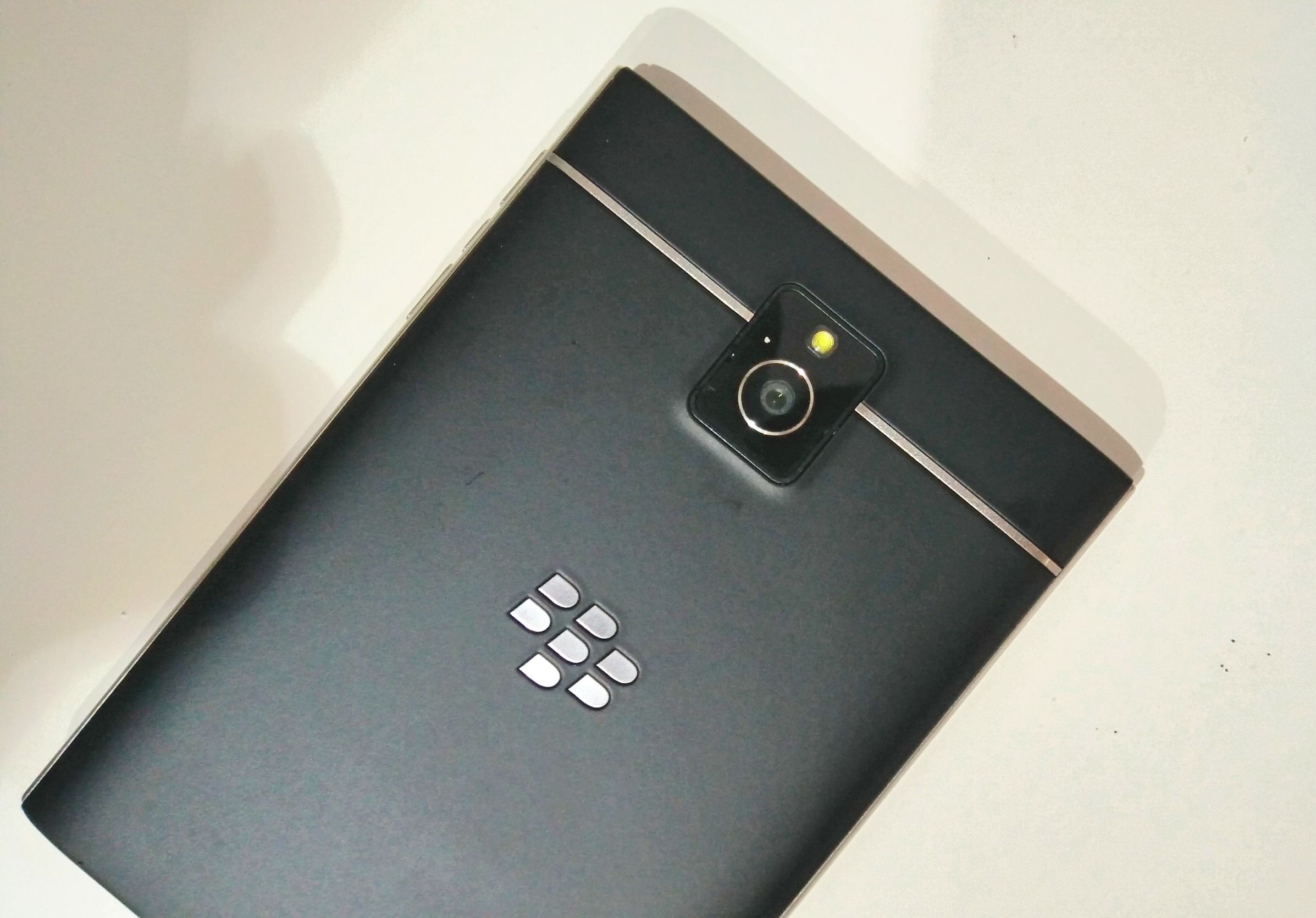 黑莓passport外观改造,黑莓passport两代对比