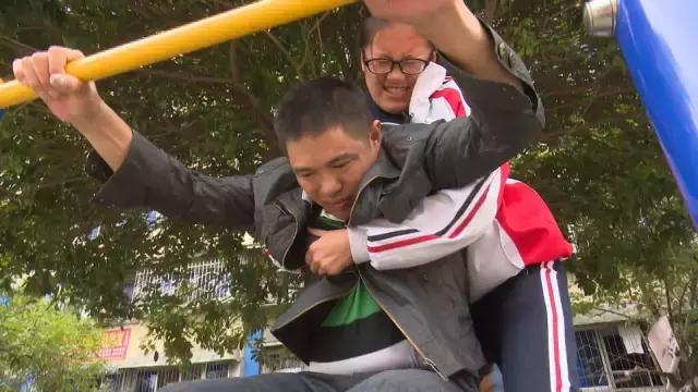 六十五年前那个给毛主席献花的小姑娘,为何在央视舞台上转身落泪