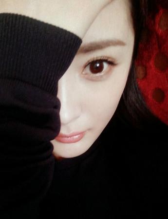 杨幂假睫毛眼线,杨幂离开美颜后的样子
