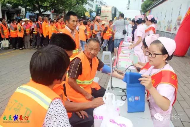 关爱环卫工人公益活动图片,关爱环卫工人暖冬在行动