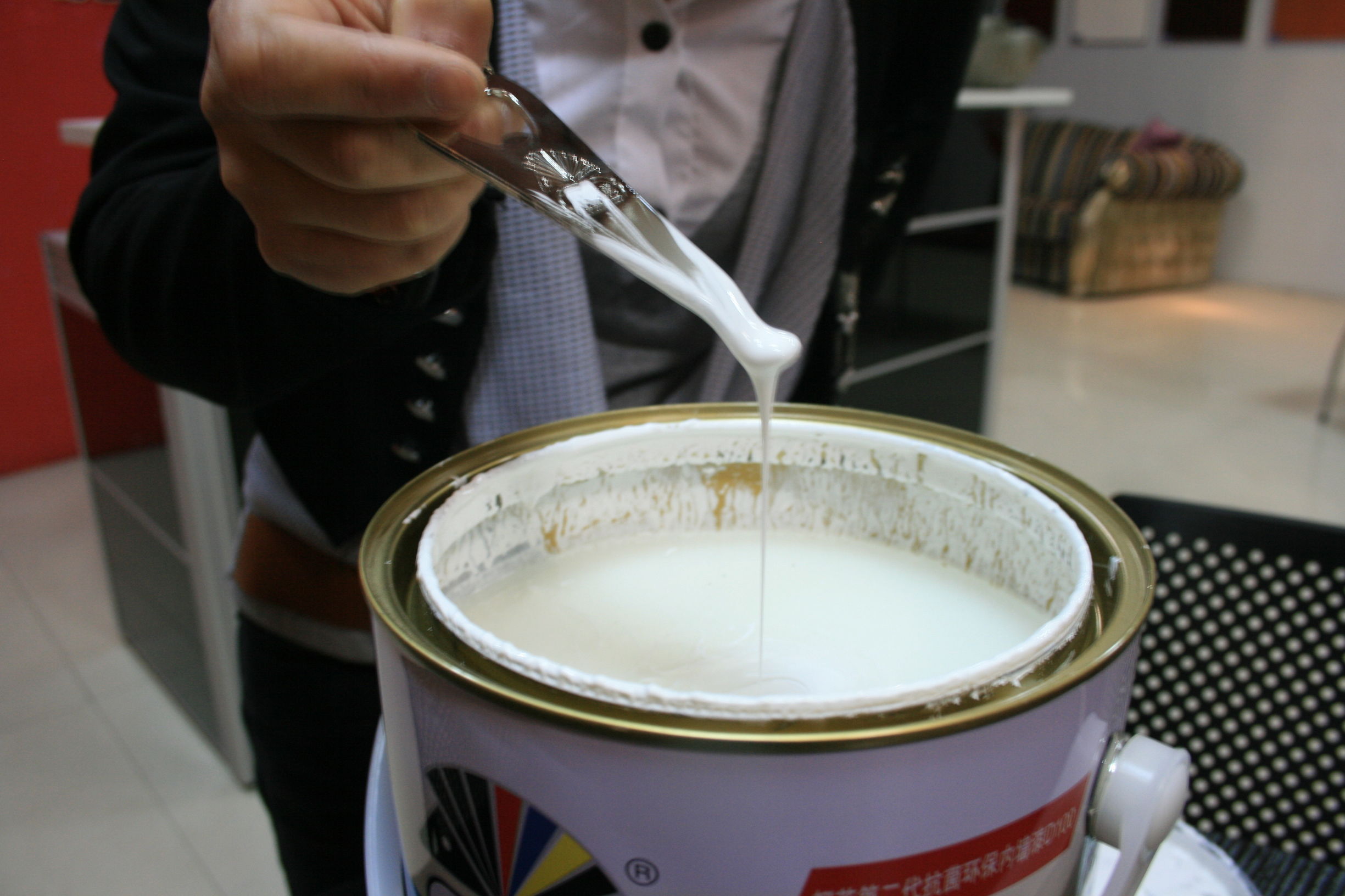 乳胶漆味应怎样和商家处理,去乳胶漆味道的最佳方法是什么