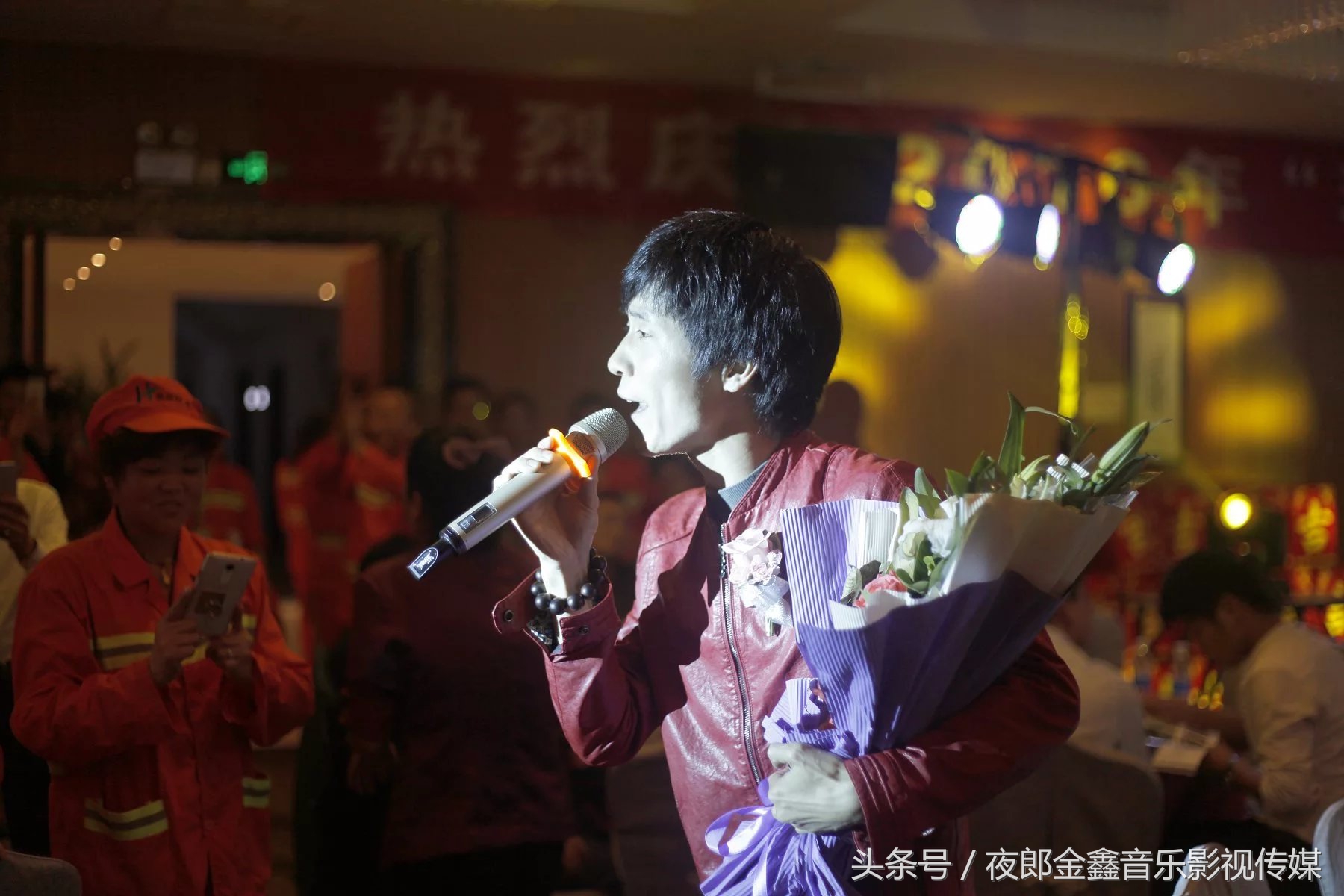 夜郎金鑫赞“城市黄玫瑰”义演环卫工人节