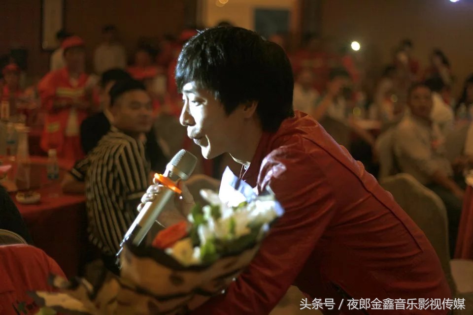 夜郎金鑫赞“城市黄玫瑰”义演环卫工人节