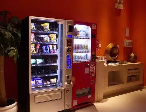 当ATM吐的是小说，法国人笑了，全世界乐了，零食业也震惊了