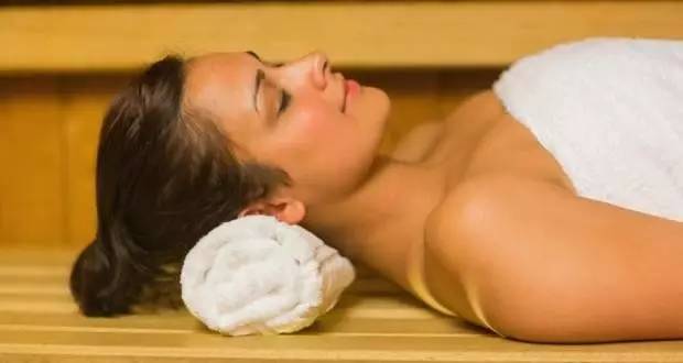 落枕后的疼痛瑜伽怎么弄,颈部落枕瑜伽解决办法