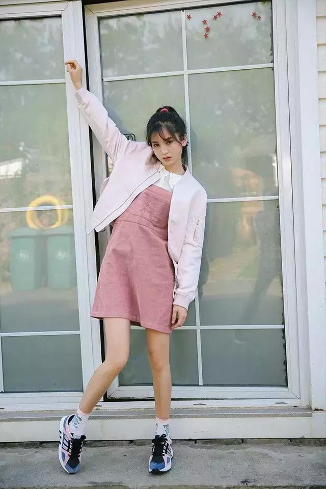 唐嫣粉色裙打扮甜度满分,唐嫣粉红色西装造型