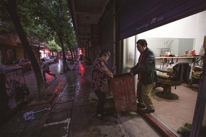 剃头匠“胖嬷嬷”带着老手艺坚持45年!