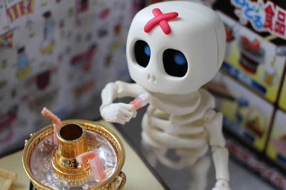 好好地吓人不好吗？干嘛要来抢萌物的饭碗！