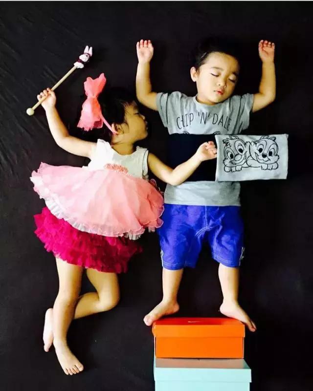 这个日本女人竟然对自己熟睡的孩子做出了这些......