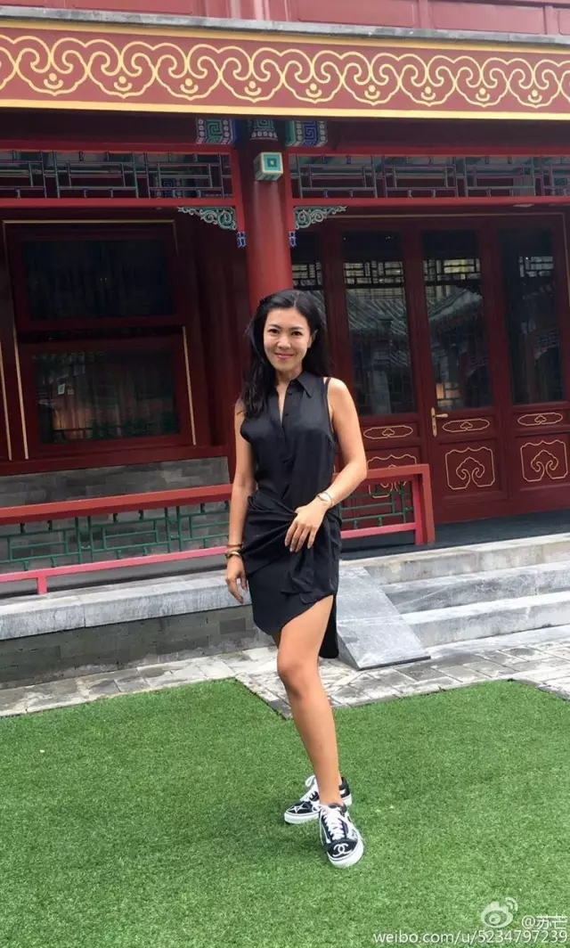 杨幂穿假货,杨幂马思纯机场同款