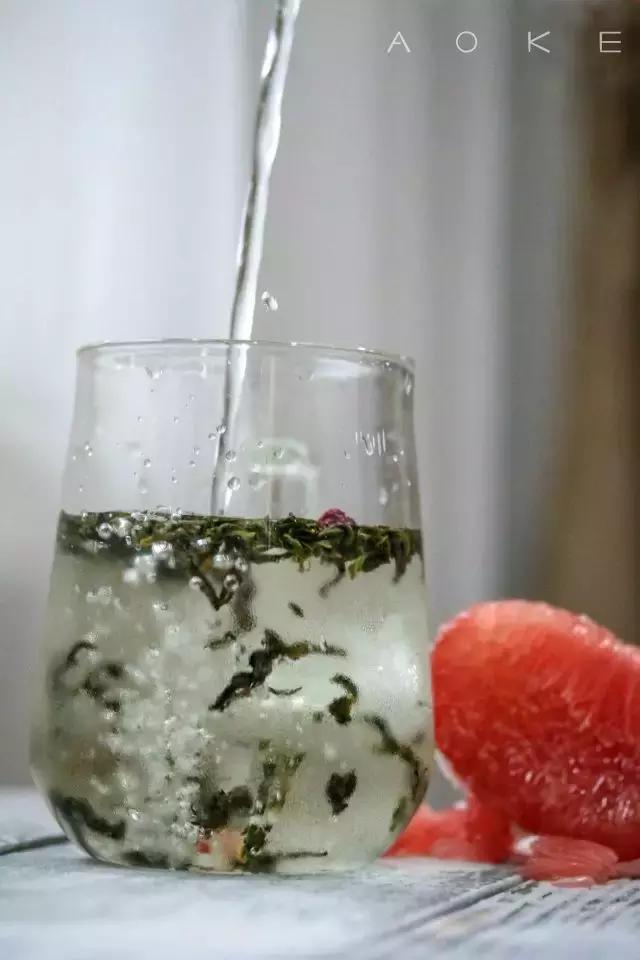 这杯茶，饮后不知天在水，满船清梦压星河