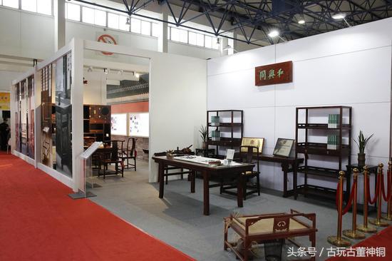 他把亚马逊河上的5000只塑料瓶变成艺术品！