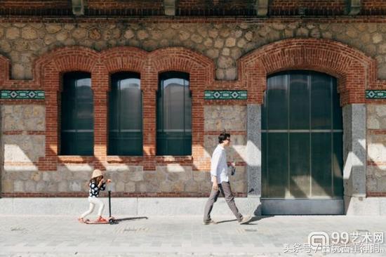 他把亚马逊河上的5000只塑料瓶变成艺术品！