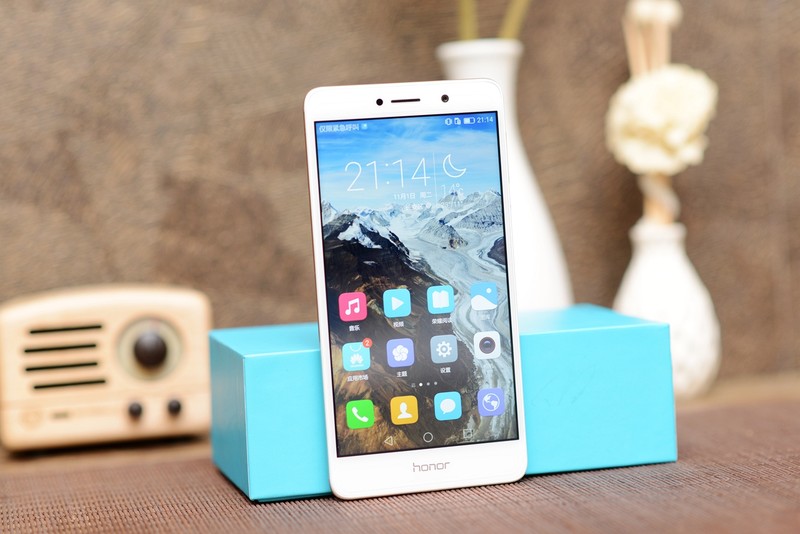 1599元荣耀畅玩40plus,699元的荣耀畅玩8c