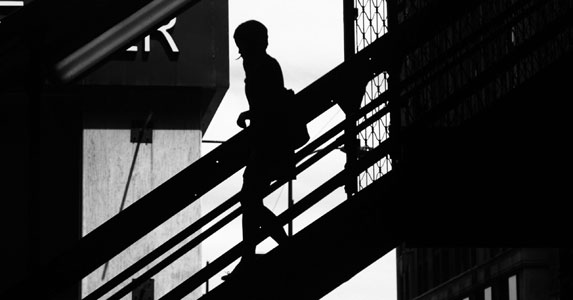 心爱女友被*债追**跳海自尽，4年后他开车撞到一女人，谁知正是女友