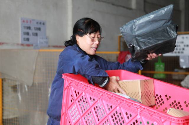 快递员月薪过万为什么依旧缺人,快递员工资不足5000