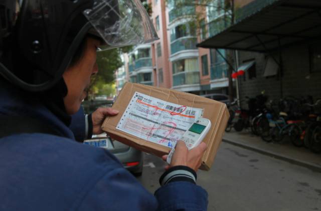快递员月薪过万为什么依旧缺人,快递员工资不足5000