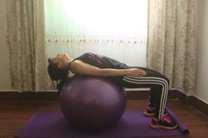 瑜伽球的锻炼腹肌方法,瑜伽球核心腹肌训练