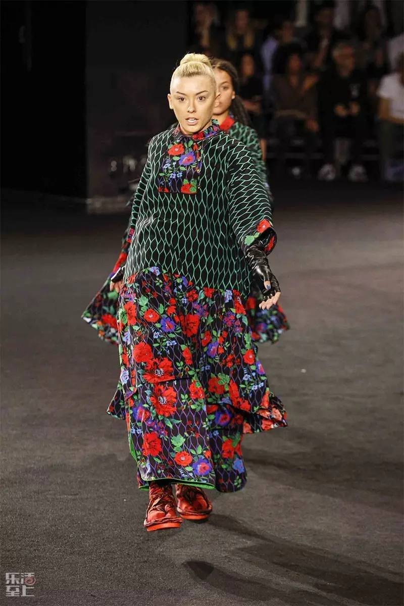 hm的联名白色衣服,hm联名高定系列