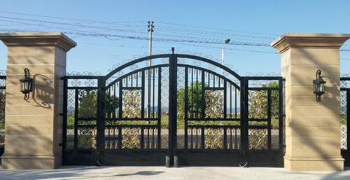 围墙大门怎么设计才好风水,围墙大门与正屋大门位置如何选择