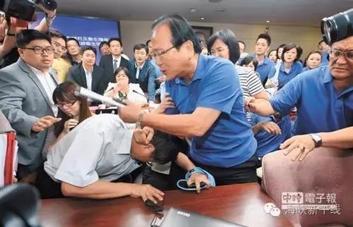 *进党民**的“野蛮游戏”,让昔日“战友”黄国昌哭红了脸