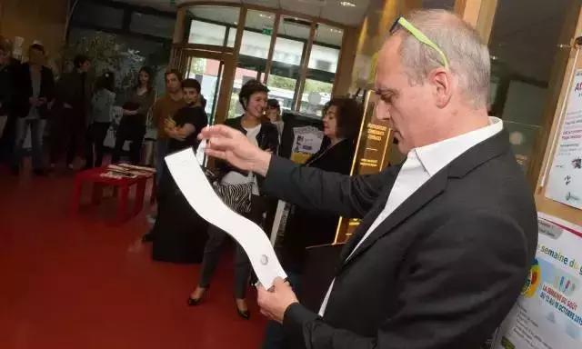 当ATM吐的是小说，法国人笑了，全世界乐了，零食业也震惊了