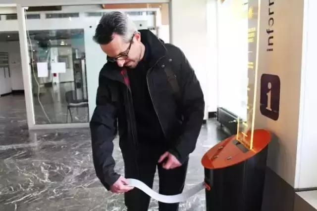 当ATM吐的是小说，法国人笑了，全世界乐了，零食业也震惊了