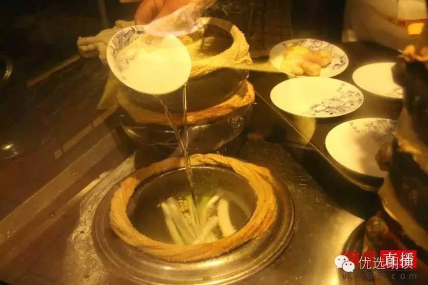 舌尖上的云南第二期:毛主席都夸赞的汽锅鸡是这样做出来的