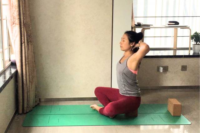 落枕后的疼痛瑜伽怎么弄,颈部落枕瑜伽解决办法