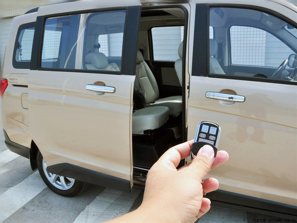 五菱宏光挑战丰田霸道4.0,五菱宏光挑战一切