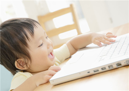 孩子还小喜欢玩游戏怎么办,孩子还在玩游戏