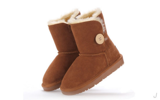 冬季能给孩子穿什么样式雪地靴,雪地靴和加绒鞋哪个暖和