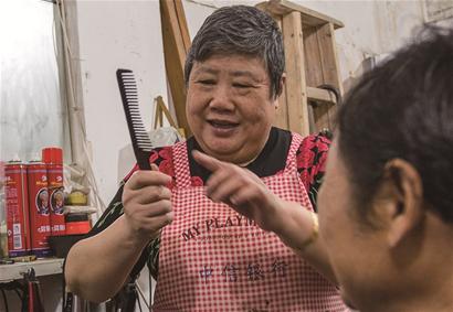 剃头匠“胖嬷嬷”带着老手艺坚持45年!