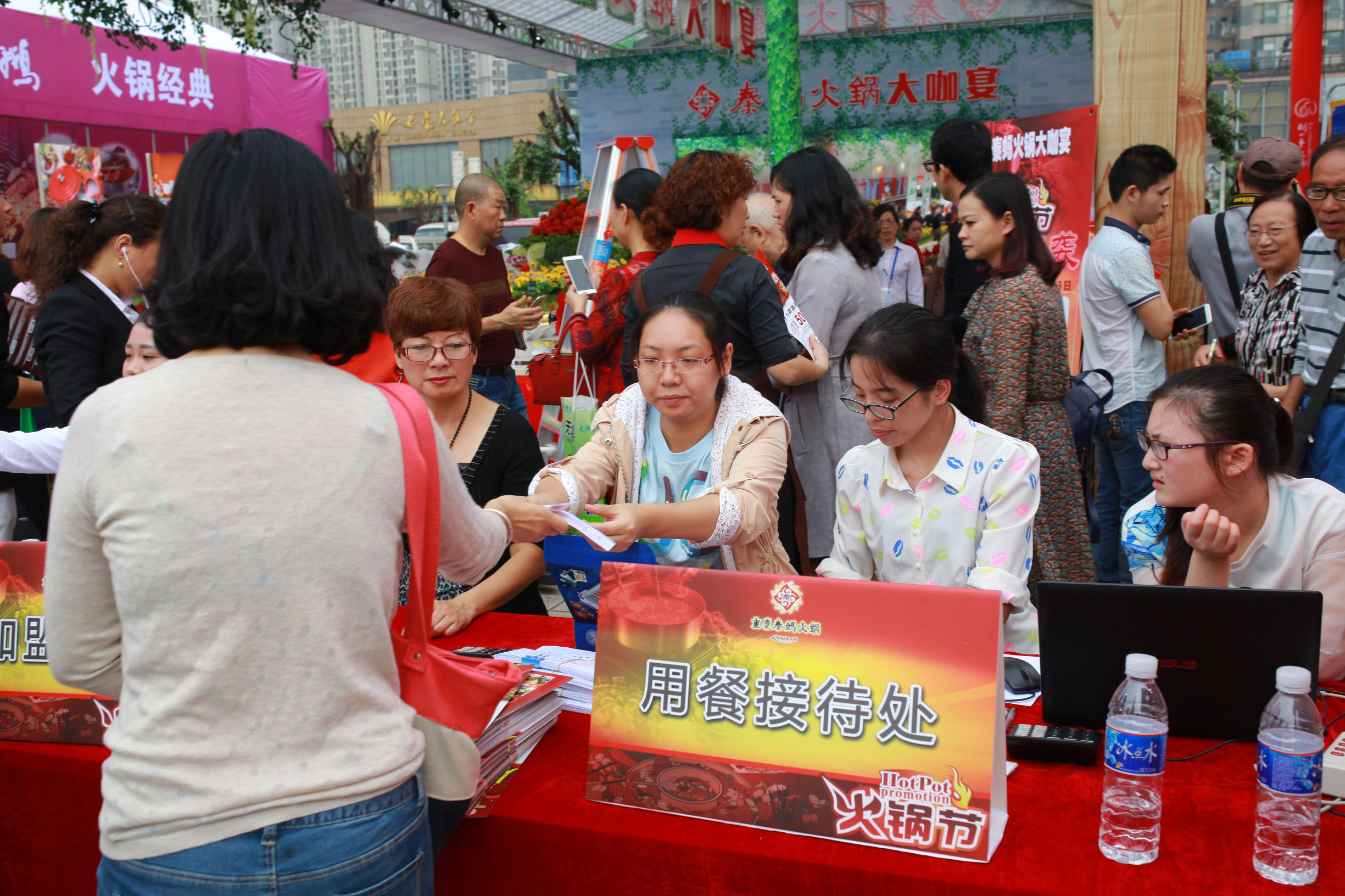 秦妈火锅大桌,重庆火锅最新菜品秦妈火锅