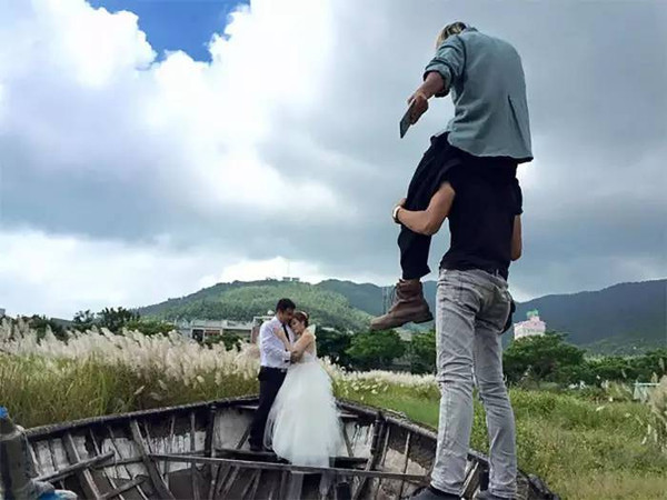 婚纱照俏皮可爱拍照姿势,摄影师给别人拍照的姿势