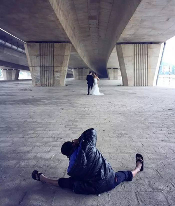 婚纱照俏皮可爱拍照姿势,摄影师给别人拍照的姿势